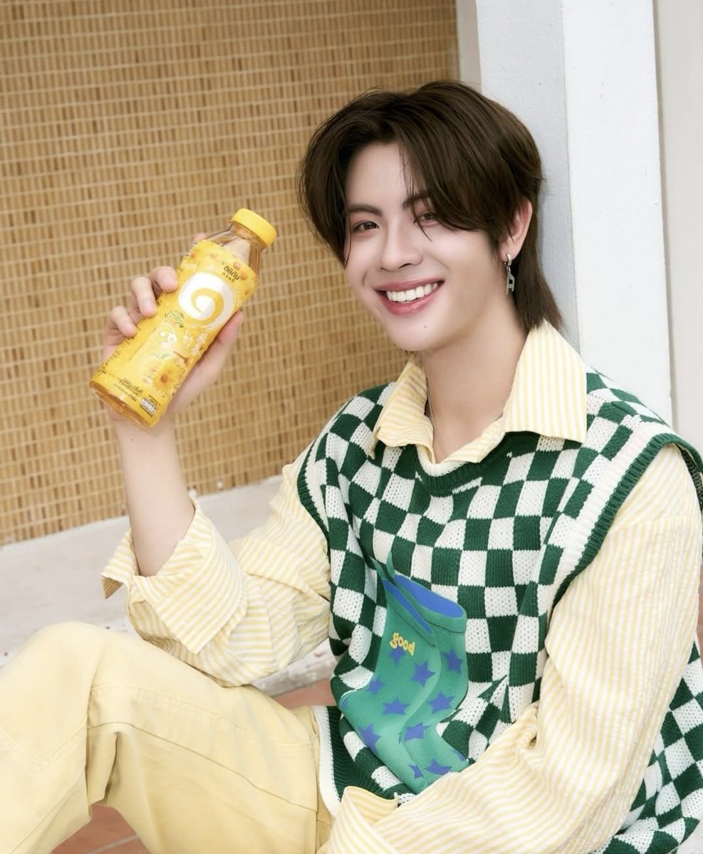 incle96pp's tweet photo. 🐝 สังคมมอมเมา เยาวชนมอมแม่มมาก ตอนตี 1 ครึ่งก็ไม่วายออกไปหาซื้อกินตามลูก 🤣🤭 

#อิชิตันเก๊กฮวยน้ำผึ้งกรีนที
#เติ้ลเฟิร์สวัน  #TleFirstone  
#TLE_mtm #Firstone https://t.co/bFYmBQWjia