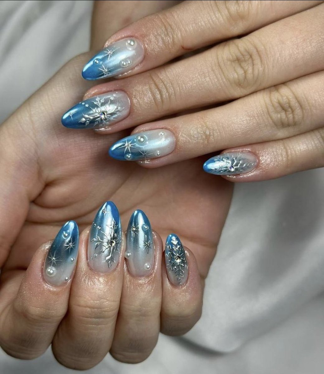 Miruralpaga's tweet photo. Chaque annΓ©e j'attends l'hiver avec impatience car j'ai toujours le droit Γ des dingueries ! Merci Γ ma gΓ©niale prothΓ©siste ! #winternails #nailart https://t.co/Mn8K2Yr5el