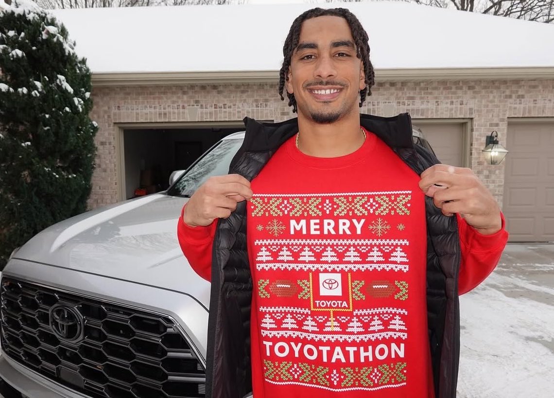 mcprpro's tweet image. Green Bay QB Jordan Love’s “Toyotathon-powered” streak has gained significant traction, capturing the attention of fans on social media and the press. Embracing the trend, Love was seen sporting a “Merry Toyotathon” sweater as he prepared for tonight’s MNF game vs Saints.