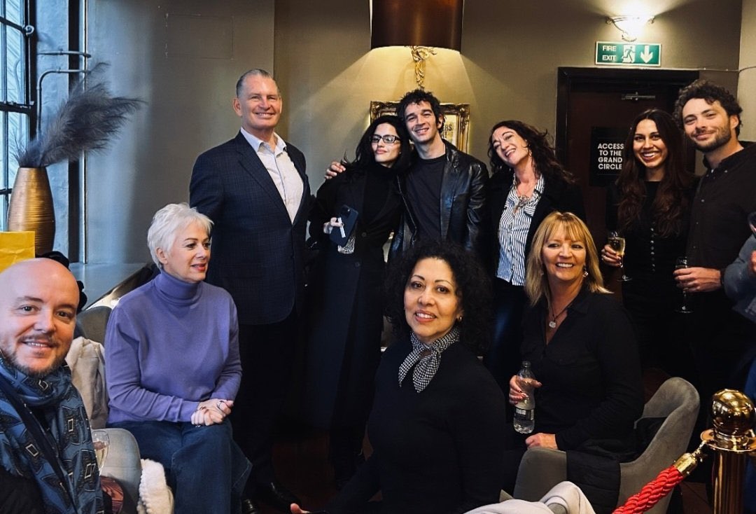 hazyheadbigcity's tweet photo. THE WHOLE Bechtel-Healy FAM IN ENGLAND 🥹♥️ nawwwwww https://t.co/XiPmQliXr7