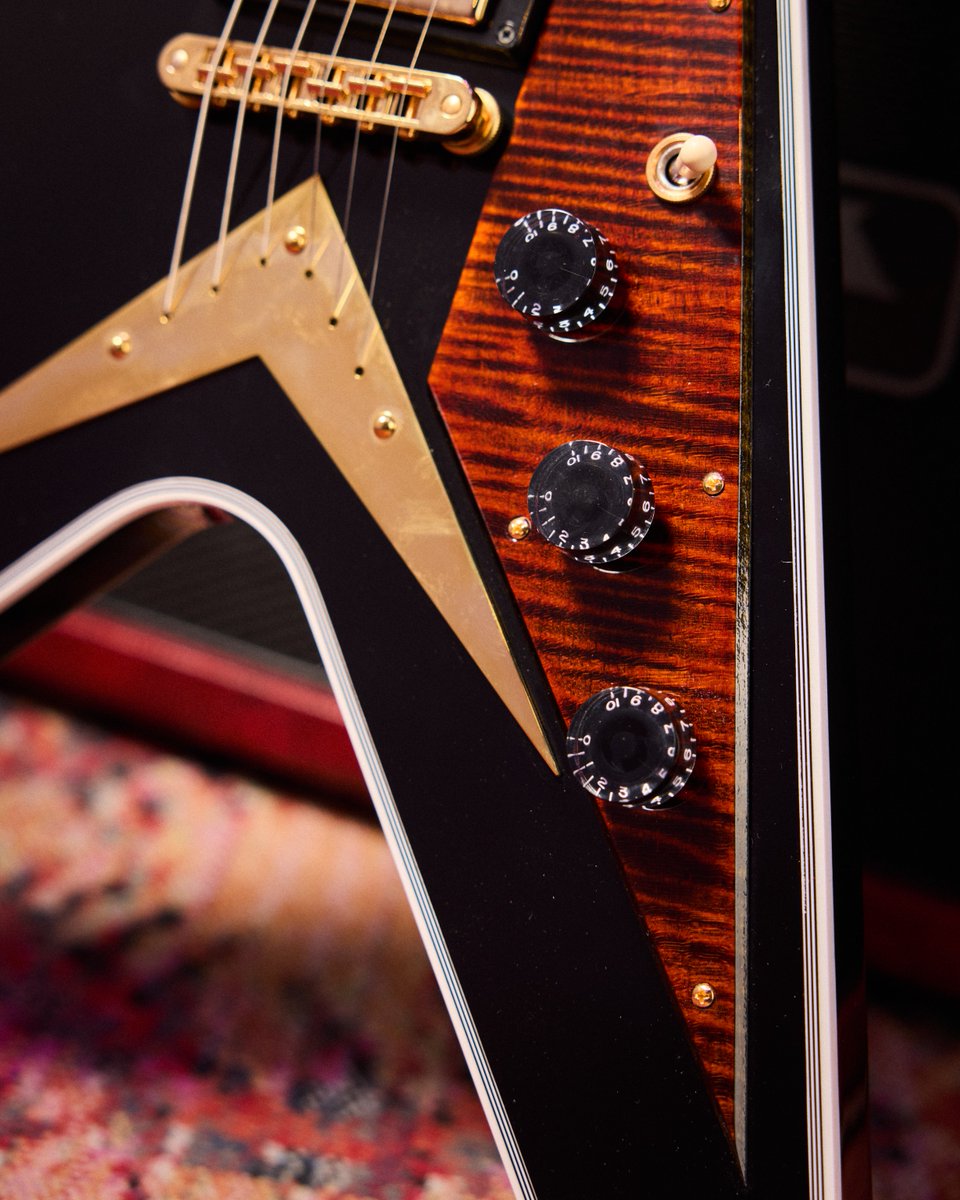 GibsonGarage's tweet photo. 🚨Gibson Garage Guitar of the Week🚨

Gibson Flying V Custom in Trans Black finish.

You never know what treasure you'll find at the Gibson Garage Nashville. Stop by to shop and play.

#gibson #gibsoncustom #gibsongarage #guitaroftheweek #flyingv https://t.co/KAPzcAAwdg