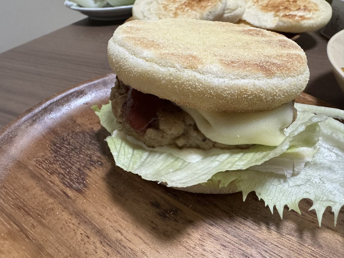 imo0812hakusai's tweet photo. この時間の手作りバーガーはやばい https://t.co/VUTqTK0GGd