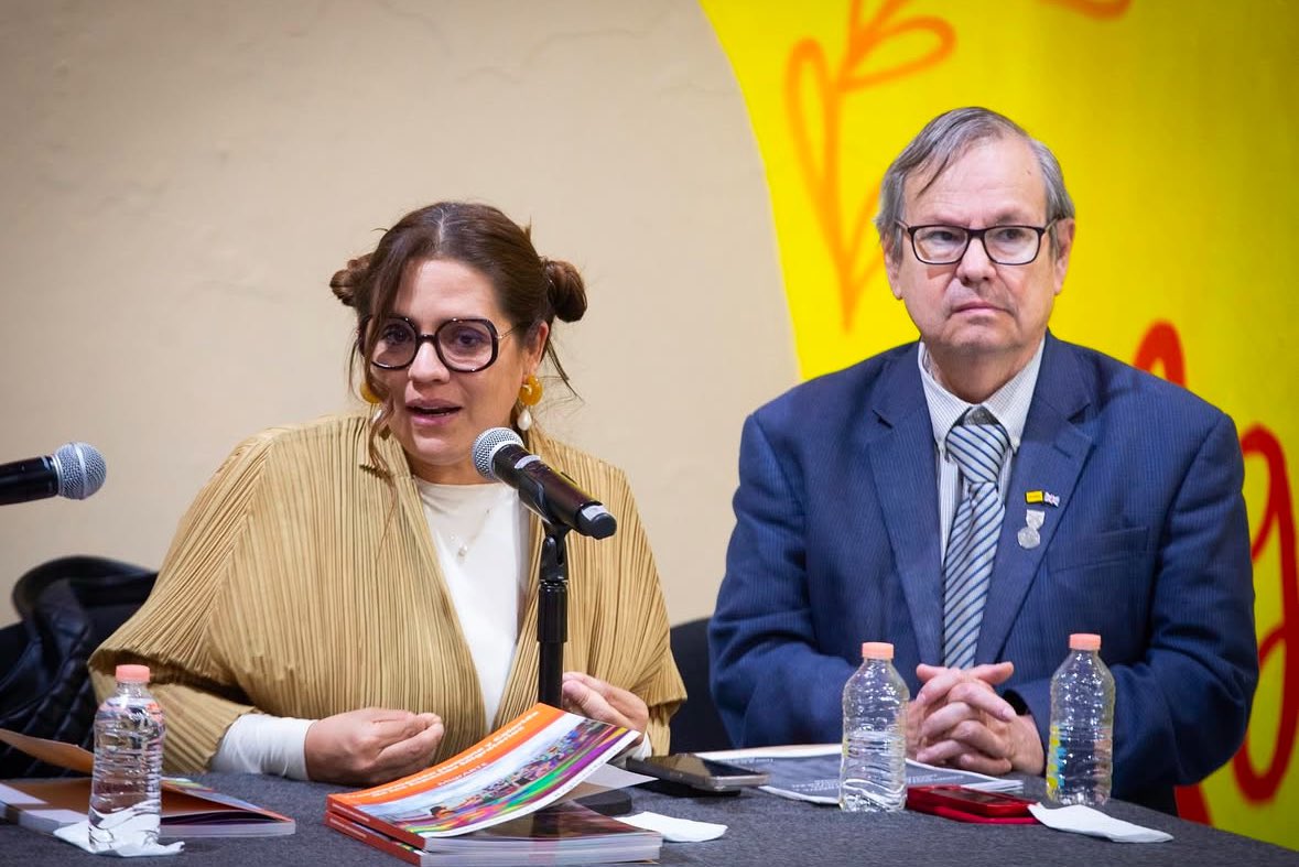EuniceRendon's tweet photo. Presentación de libro #MigrARTE transformación física y estratégica de las #EstacionesMigratorias en 🇲🇽 -un trabajo conjunto entre @VIRAL_MX y @SEGOB_mx, artistas locales, migrantes, funcionarios, @CedhDurango y organizaciones de la sociedad civil GRACIAS @berniemendez @FuerzaMigrante
@UNAM_MX @arturomedinap @Karla_oa @MexicoBienHecho @PinturasComex @agendamigrante
📚👇🏻
https://t.co/KtNvlAjo7P