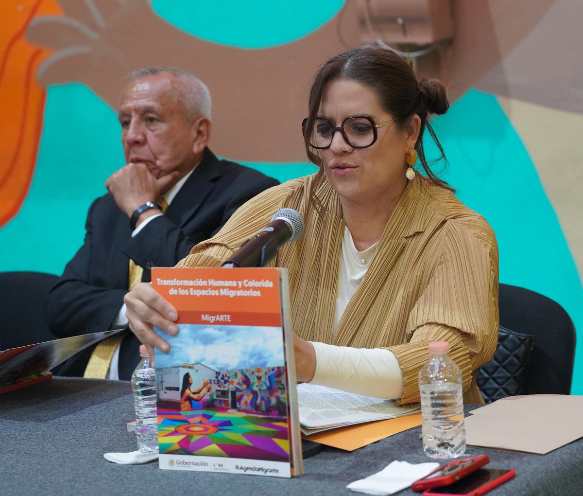 EuniceRendon's tweet photo. Presentación de libro #MigrARTE transformación física y estratégica de las #EstacionesMigratorias en 🇲🇽 -un trabajo conjunto entre @VIRAL_MX y @SEGOB_mx, artistas locales, migrantes, funcionarios, @CedhDurango y organizaciones de la sociedad civil GRACIAS @berniemendez @FuerzaMigrante
@UNAM_MX @arturomedinap @Karla_oa @MexicoBienHecho @PinturasComex @agendamigrante
📚👇🏻
https://t.co/KtNvlAjo7P