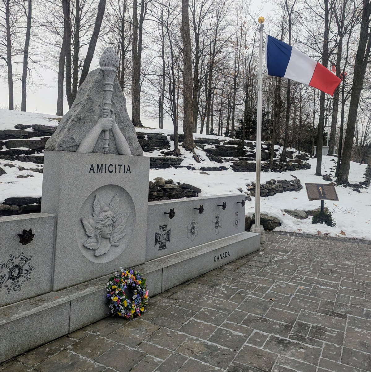 Le Souvenir 🇫🇷 au 🇨🇦 ne déroge pas à son devoir de mémoire. En cette journée de deuil national français, au monument Amicitia France-Canada au cimetière national du Canada, nous nous arrêtons pour commémorer les victimes du cyclone tropical Chido dans le Département de Mayotte.