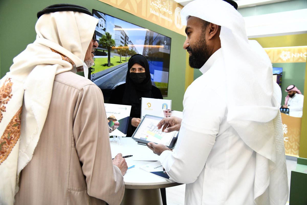 taibahu's tweet photo. #جامعة_طيبة 
تستعرض فرصها الاستثمارية 
في معرض #منتدى_المدينة_للاستثمار
وحظي جناح الجامعة المشارك 
بزيارة كريمة 
من سمو أمير المنطقة #سلمان_بن_سلطان 
بالإضافة إلى نخبة من الضيوف والزوار
اطلعوا خلالها على 
عرضاً لفرص الجامعة الاستثمارية الواعدة
التي تجمع بين المزايا التنافسية
والتطور المستدام 
في البنية التحتية والخدمات. 
وتسعى الجامعة
 إلى استقطاب استثمارات نوعية 
تساهم في تحقيق مستهدفات رؤية المملكة
وتعزز التنمية الاقتصادية.
