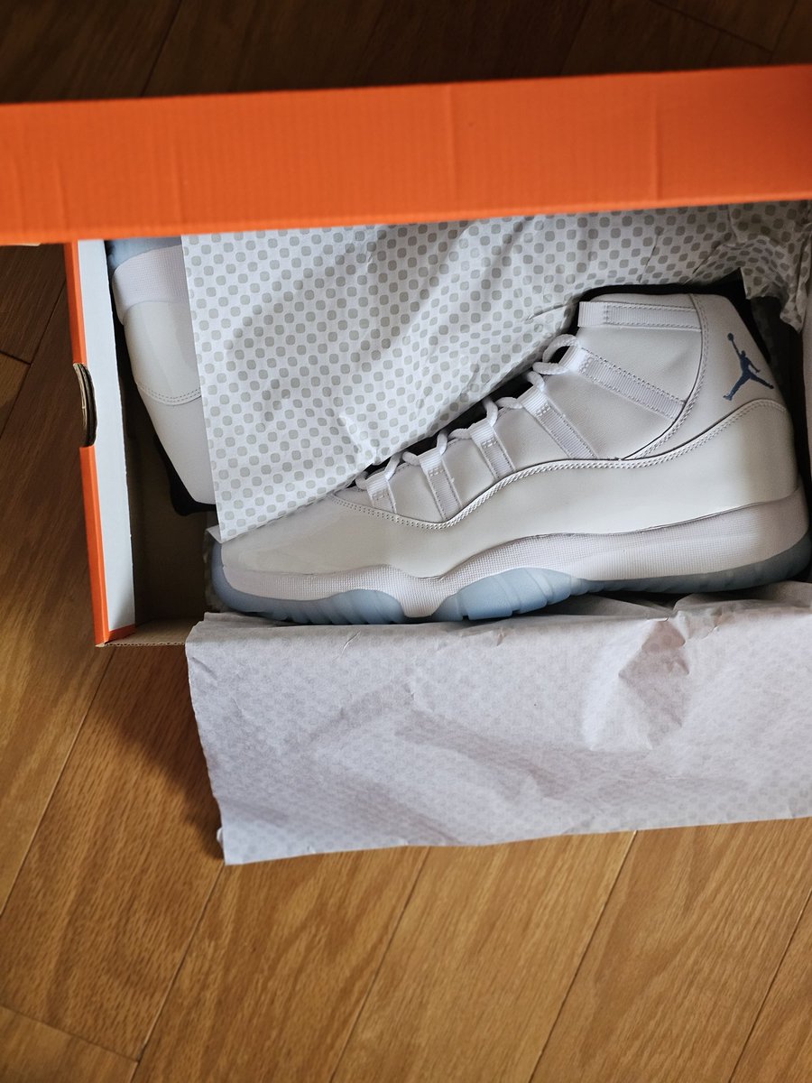 NovacaneRxEnt's tweet photo. @CBSNews @ABC @NBCNews @Nike I won a pair of Jordan 11 Legend Blue's on the Snkrs app, and I received an imperfect pair in a different box. The shoe is sold out. Nike has not made an attempt to rectify this but to send the shoes back for a refund. No supervisor has reached out. https://t.co/JeiZ2PEldS
