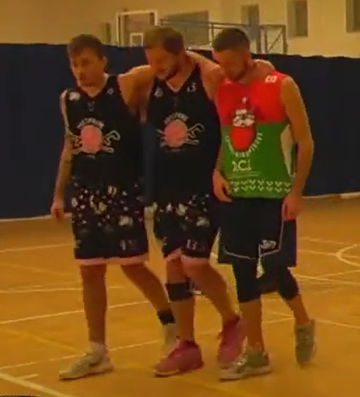 Sport to zdrowie:

29.09.2009:
Moja pierwsza operacja kolana w życiu. Mam wycinany w prawym kolanie fałd maziowy, przy okazji wstawiają mi jakiś magiczny implant.
W trakcie operacji tajemniczo okazuje się, że nie ma w nodze więzadła krzyżowego przedniego i czeka mnie operacja