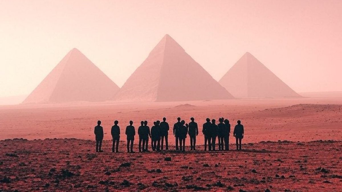 TheInsiderPaper's tweet photo. NEW: CIA docs claim life did exist on Mars... and it was a population of 'very large people' who built pyramids - Daily Mail https://t.co/b9YGqhgZFc