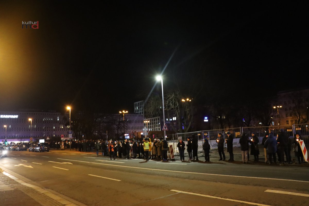 kulturmd's tweet image. #Wirwollentrauern #GebtHaßkeineChance #MagdeburgAttack 

Menschenkette mit Kerzen erweiterte sich: Ernst-Reuter-Allee vom Alten Markt weiter bis zur Otto-von-Guericke Straße zur Julius-Bremer-Straße, wo die Menschen vom Alten Markt kamen.