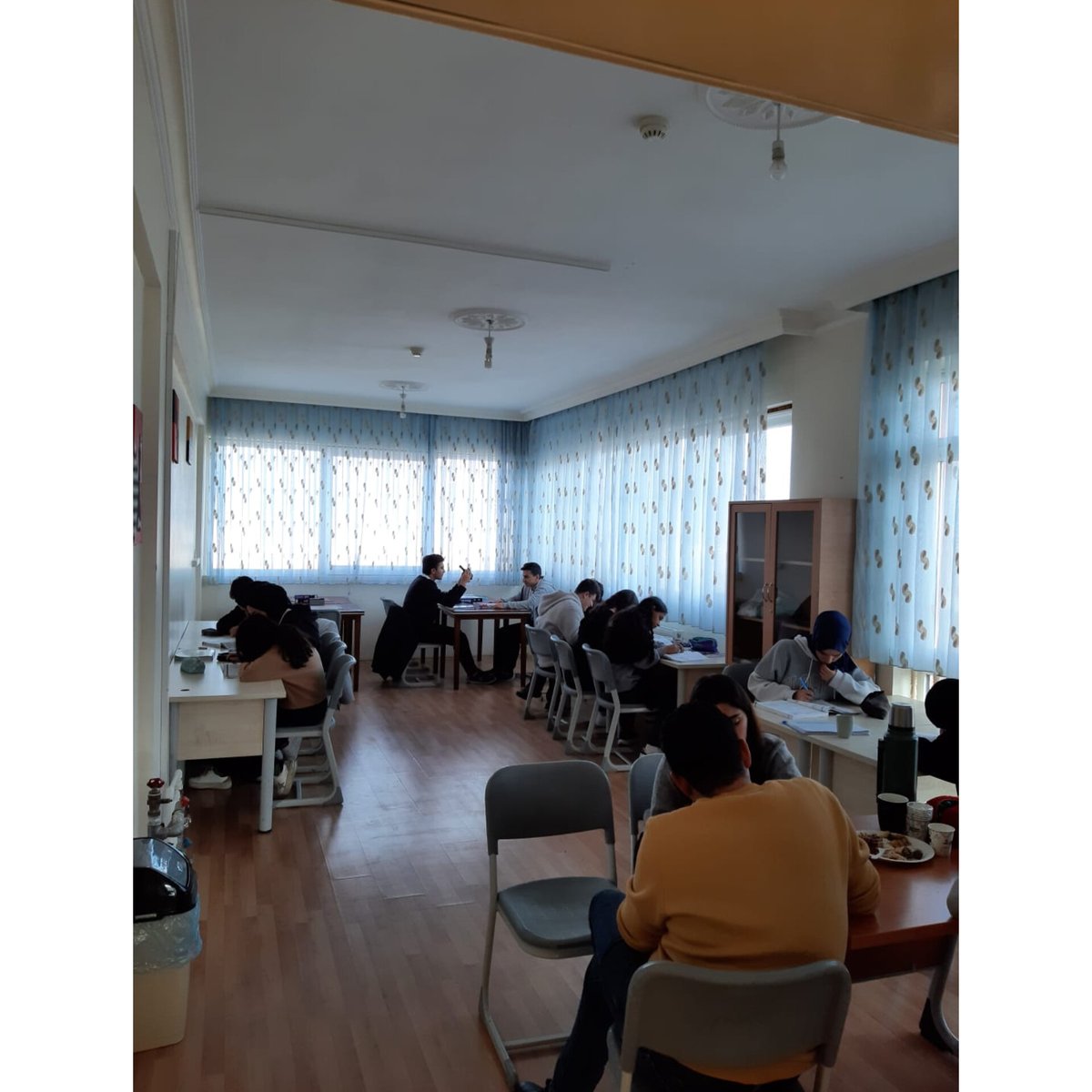 Okulumuz Matematik Öğretmenleri Çağla Aslan, Zafer Aslan ve Filiz Uzun'un çabalarıyla aktif hâle getirilen "Matematik Atölyesi", öğrencilerimizin kullanımına açılmıştır. Emeği geçen öğretmenlerimize teşekkür ederiz.