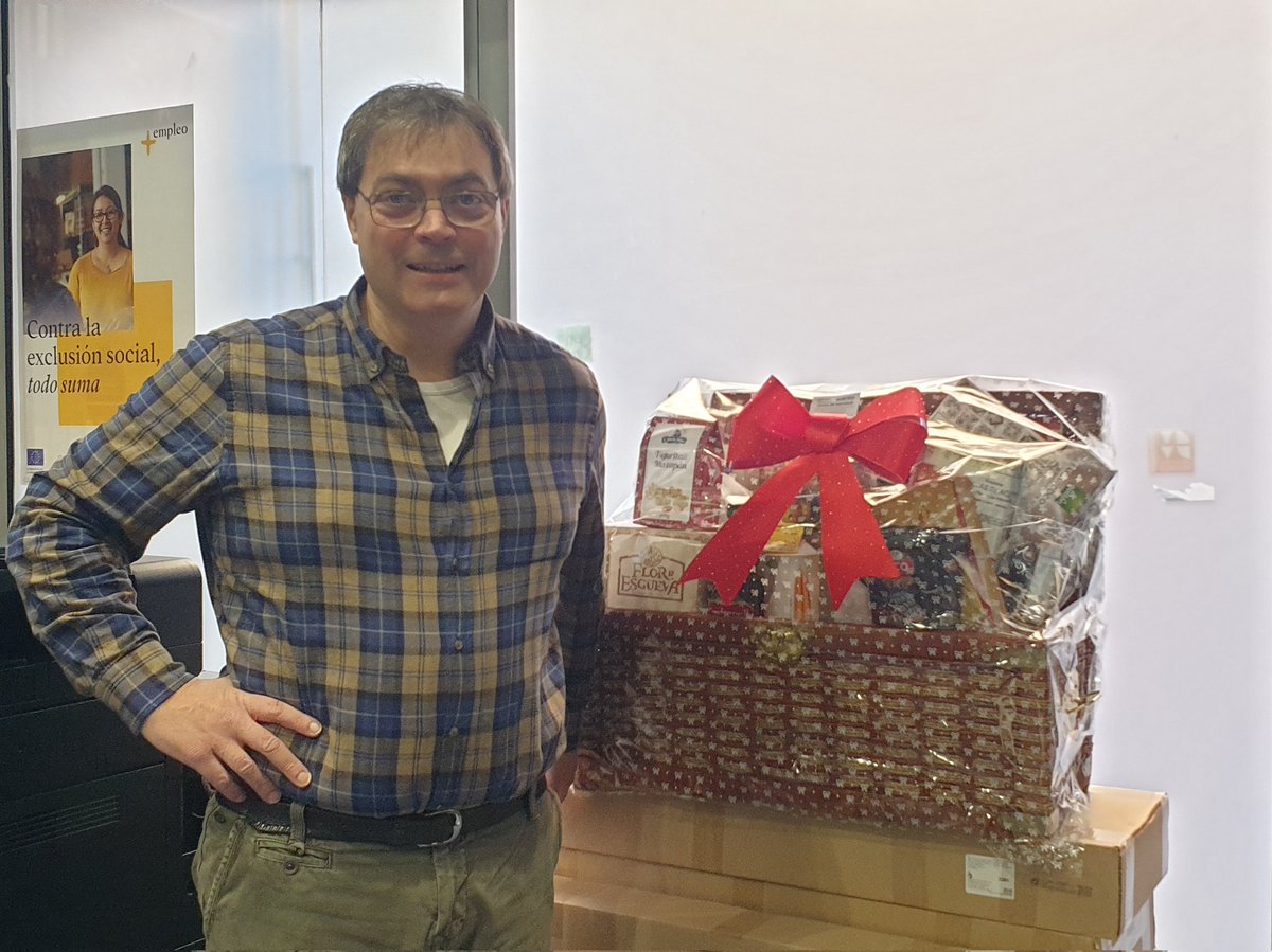 ProcomarVLL's tweet photo. 🎉 ¡Muchas gracias por la generosa donación de la cesta!

Esta tarde hemos tenido el placer de compartir el momento con Antonio, quien resultó ser el ganador!

¡Enhorabuena, Antonio! 🥳💙

Su contenido será repartido entre las personas necesitadas que acuden a nuestra entidad. 💙 https://t.co/tqlqSaUNQn
