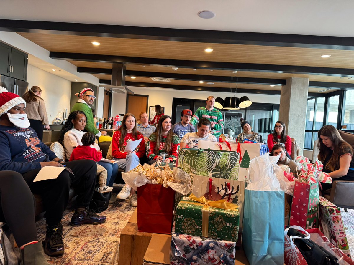 mayoclinicemres's tweet image. Wishing you all a very happy holidays from the Mayo EM Residency Family! Photos from our annual holiday party a few weeks ago where there were reindeer games, delicious food and a white elephant gift exchange full of fantastic surprises! ☃️🎁❄️