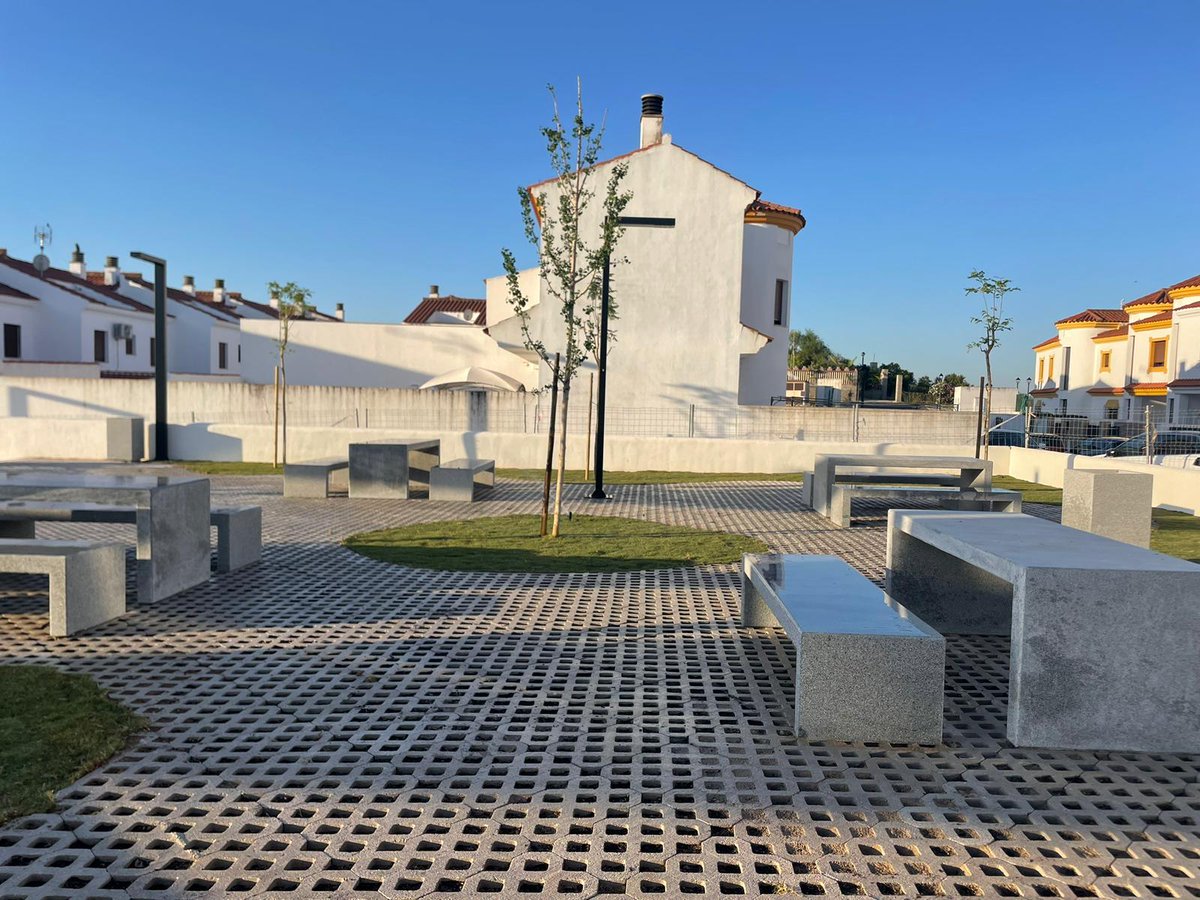 FocusArq's tweet photo. Distintas fases del desarrollo de las zonas de esparcimiento y descanso en el nuevo Parque Municipal Alcalde Tomás Fernández Domínguez de la localidad onubense de Villanueva de los Castillejos. https://t.co/RwM2AwgQlK