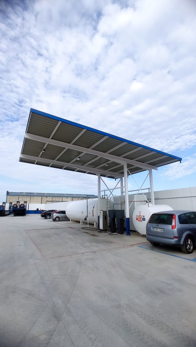 FocusArq's tweet photo. NUEVA OBRA TERMINADA: ¡No todo pueden ser viviendas!

Nueva pérgola de cubrición, realizada con estructura metálica sobre cimentación de hormigón, con dos pórticos en paralelo, formando una cubierta ligera de estructura de acero y remate de chapa colaborante, en ménsula. https://t.co/d9Py6e1vDt