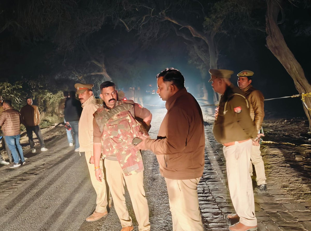 लखनऊ: बैंक के 42 लॉकर तोड़ कर चोरी करने के मामले में पुलिस की देर रात बदमाशों से दूसरी बार मुदभेड़ हुई है, एक आरोपित के पेट में गोली है दूसरा भाग गया है <a href="/NBTLucknow/">NBT Lucknow</a>