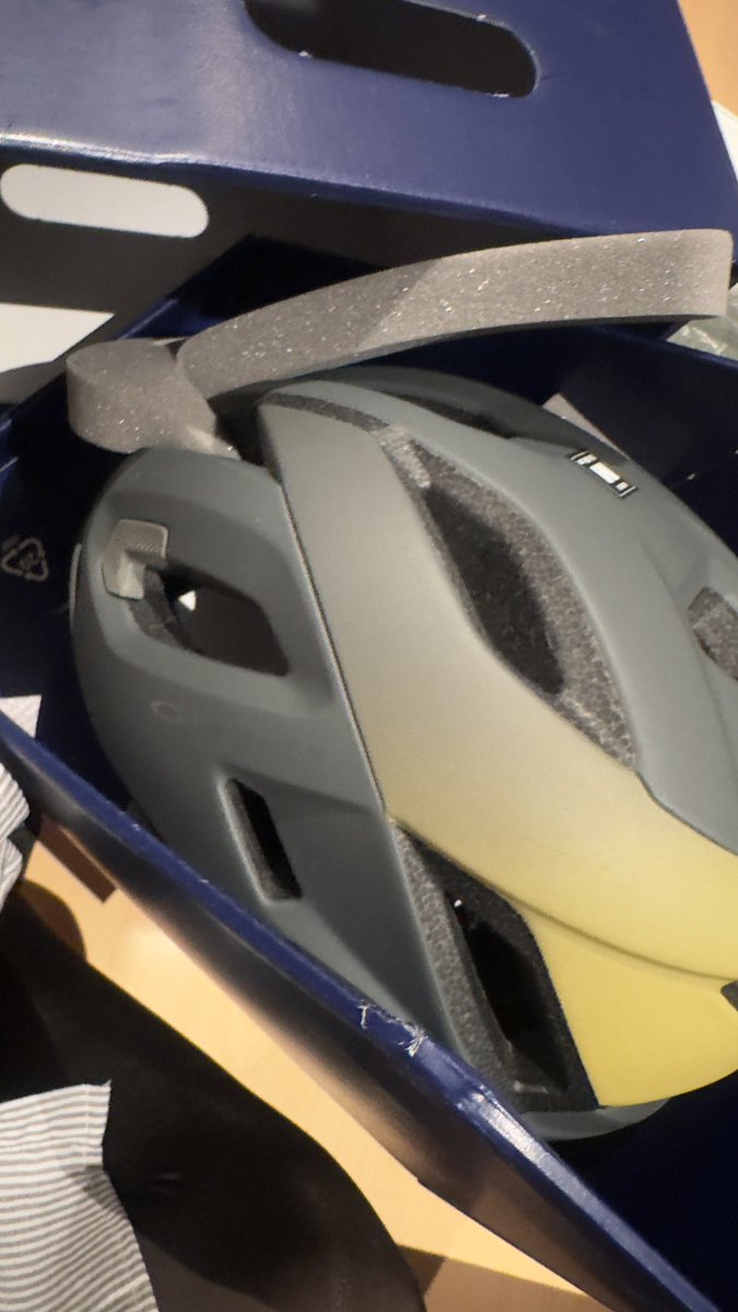 LoreIsasi's tweet photo. @abus_es Los señores de @amazon os están dejando un poco mal 

Pides un Abus Airbraker y te llega un Oakley 🤦🏼‍♀️ mañana a ver que hay en el árbol 😭 https://t.co/lgVI4THXNP