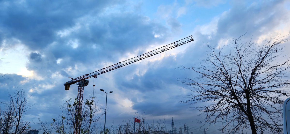 *
" Hiçbir şey yerinde saymaz;
ya saâdetine ya da felâketine doğru yürür insanoğlu.."

Üç Zor Mesele, İsmet Özel