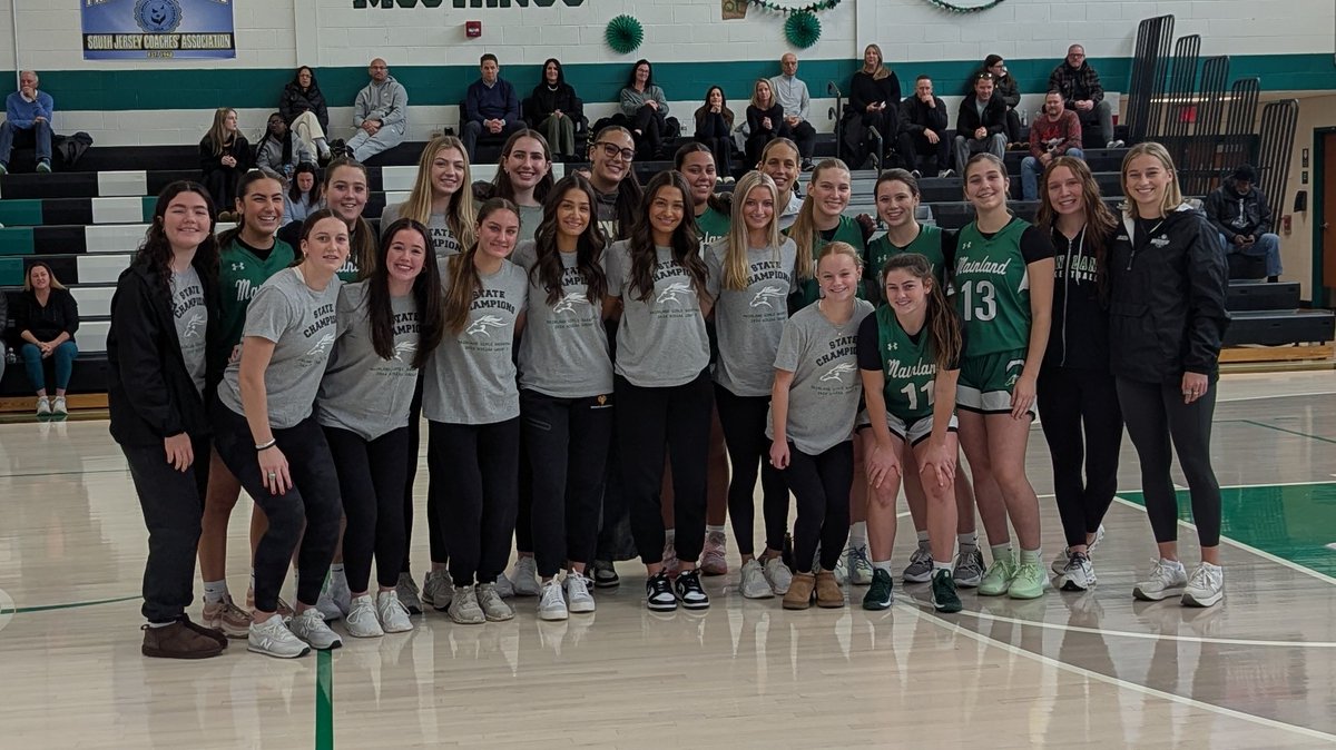 We recognized members of our 2024 and 2019 State Championship teams at a ring ceremony before today's game. It was great to see everyone back in our gym!