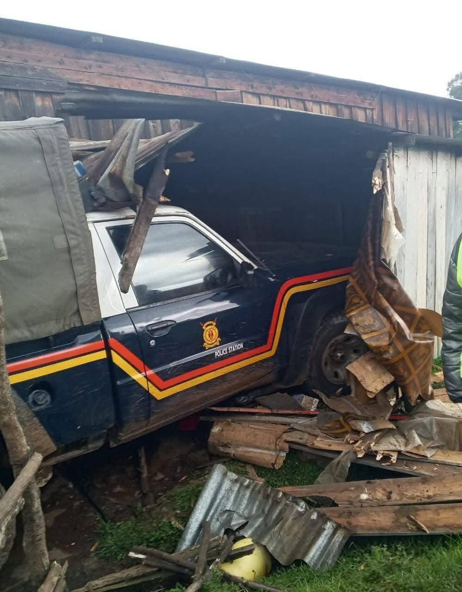 PropesaTV's tweet image. A police vehicle lost control and rammed into kiosks at Longisa, Bomet County. The Police Might Arrest The Owner of The Kiosk For Obstruction