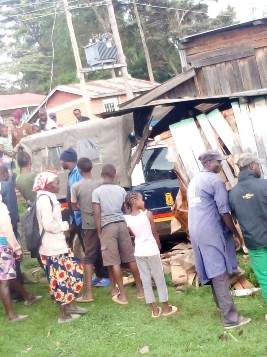 PropesaTV's tweet image. A police vehicle lost control and rammed into kiosks at Longisa, Bomet County. The Police Might Arrest The Owner of The Kiosk For Obstruction