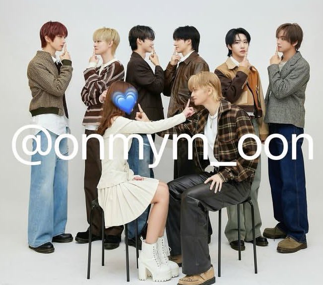omgjtwinc's tweet photo. 엇 잠만.,,, 
포토 이벤트때 앞줄만 멤버 지정 가능하고
뒷줄은 멤버들 알아서라는데 ........ 
그럼 알아서들 짝 맞춰 뀨 포즈 🤫 를 지었다는거야....??? 예?????? https://t.co/6Lzu4i8G4m