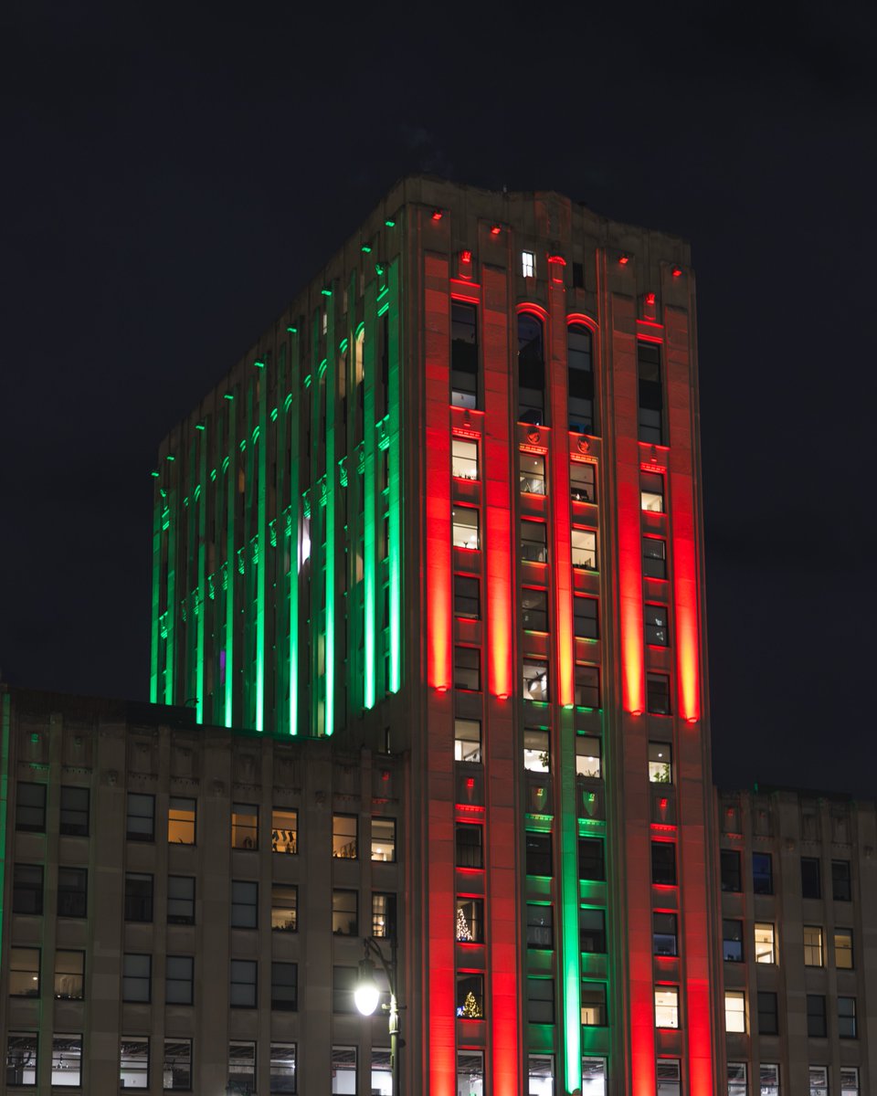 BedrockDetroit's tweet photo. #Detroit is glowing with holiday spirit! ❤️💚 The city’s iconic skyline is beautifully illuminated in festive red and green lights.
#DowntownDetroit #BuildingLights #DetroitBuildings https://t.co/4IYZZ1FlLv
