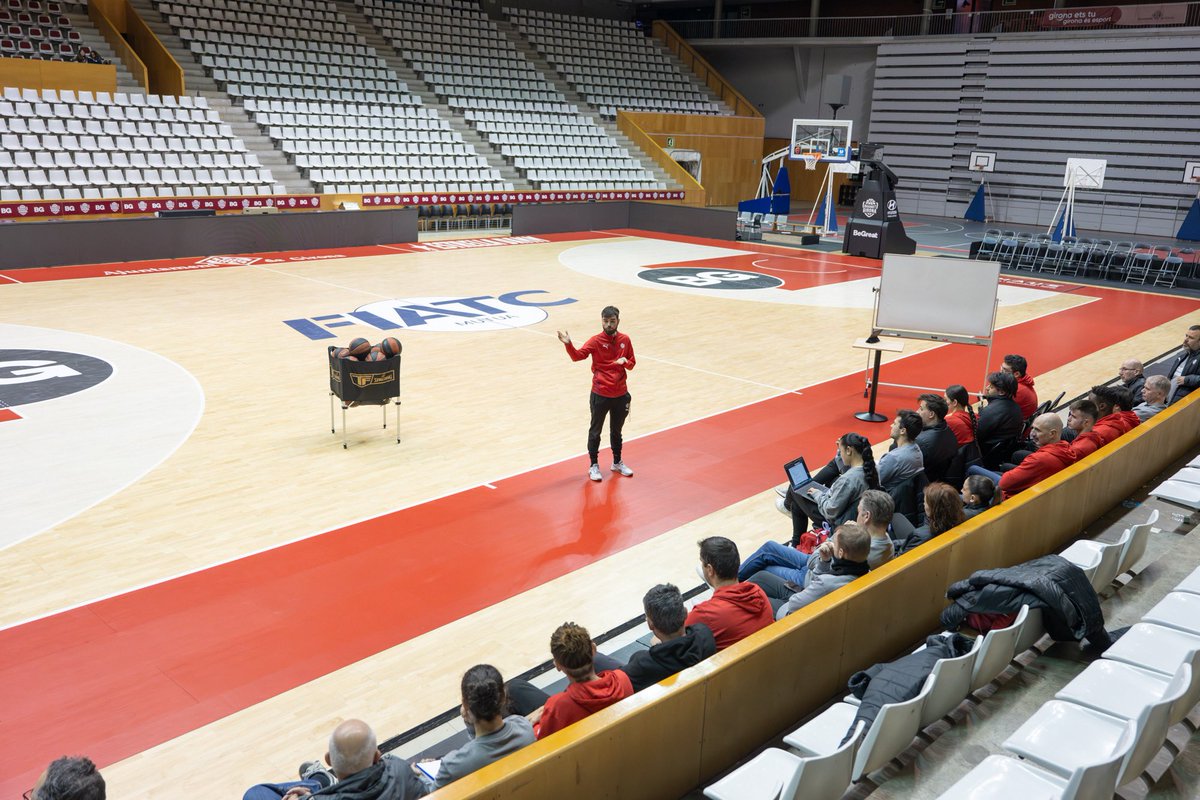 👨‍🏫 Miquel Fuentes, entrenador assistent del primer equip, ha ofert un clínic sobre "Conceptes i metodologia defensiva" als entrenadors i entrenadores de la base. Creixem junts! 🙌