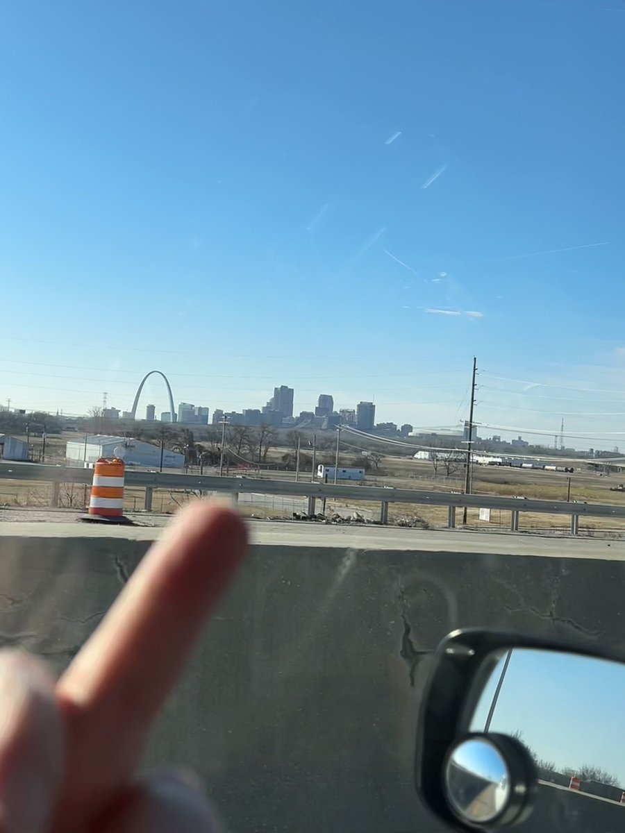 HockeyChick107's tweet image. @JenBurns70 forgot to send this yesterday. 😁 
Good old #STLSalute 🫡 🖕