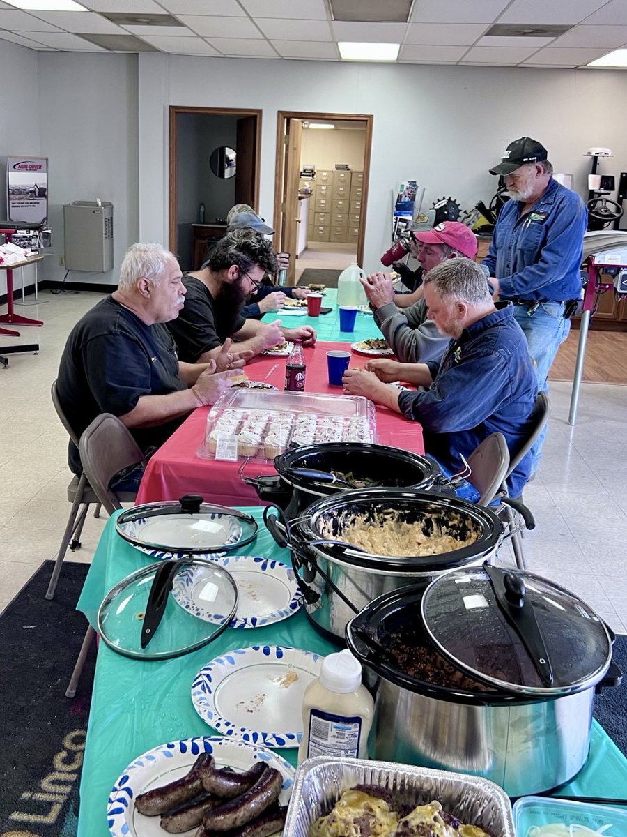 LincoPrecision's tweet image. Nothing like finishing the year with a Christmas Cookout!🎄We also celebrated Tony Knight’s 20th work anniversary!! We thank him for all his hard work &amp;amp; we are so blessed to have him on our team!

We wish you a Merry Christmas! 🎁