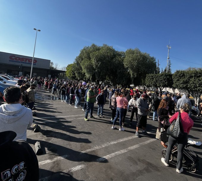 LadyComunica's tweet photo. De verdad la gente que se cree fifi se pasa, abarrota todas estas tiendas que weba!!
#costco #navidad #fiesta #compras https://t.co/VJtyEIdBUp
