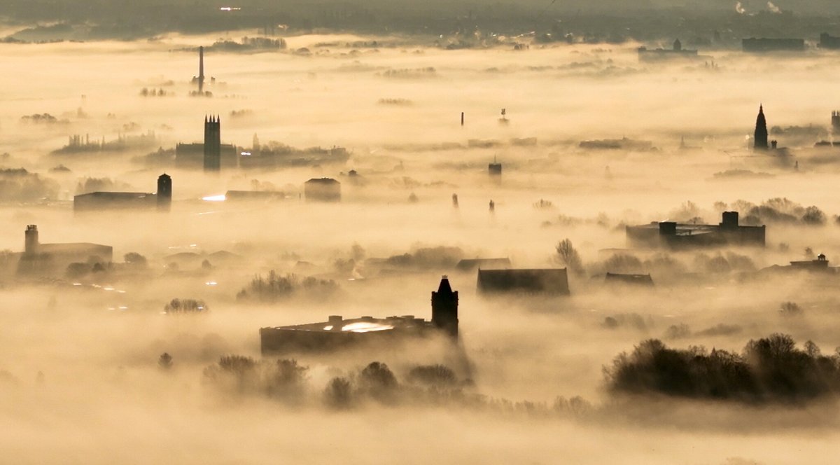 A misty morning in Bolton.

📷 by Banjonic on the Grey Arrows Forum / <a href="/Noseytoes/">Banjonic</a> 

📨 Remember, you can post your own images and see what other Grey Arrows are up to over on our forum — link in profile!

#dronephotography #droneuk #dronesdaily #droneshot
