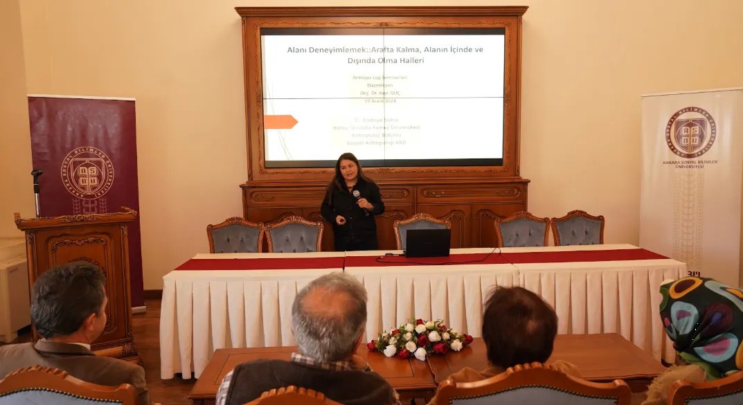 Antropoloji dünyası Ankara'da masaya yatırıldı

Ankara Sosyal Bilimler Üniversitesi (ASBÜ) Antropoloji Bölümü, akademik dünyanın önemli konularına odaklanarak düzenlediği "ANTROPO-LOG" seminer serisine devam ediyor.

🔗Haberin tamamı için ➡ 22.12.2024 / ankaranethaber.com/antropoloji-du…