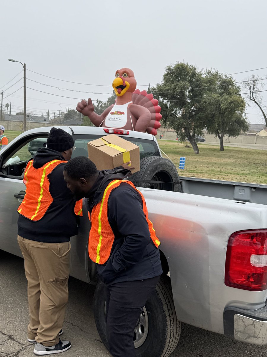 EFBFS's tweet image. Last week, the Emergency Food Bank &amp;amp; volunteers distributed 1,100+ turkeys to families in Stockton &amp;amp; San Joaquin County! 🎄❤️
Thank you to everyone who donated &amp;amp; volunteered – you’ve made this holiday season brighter!