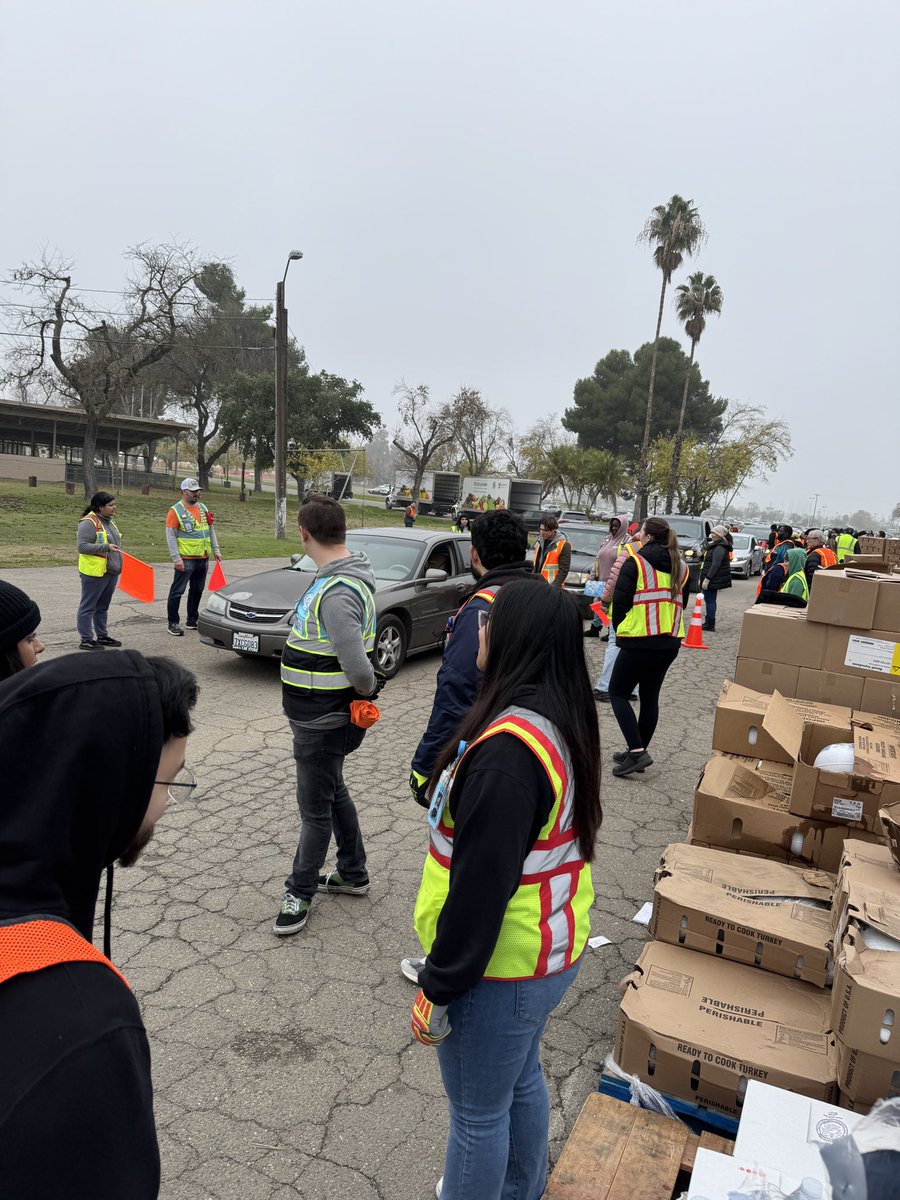 EFBFS's tweet image. Last week, the Emergency Food Bank &amp;amp; volunteers distributed 1,100+ turkeys to families in Stockton &amp;amp; San Joaquin County! 🎄❤️
Thank you to everyone who donated &amp;amp; volunteered – you’ve made this holiday season brighter!