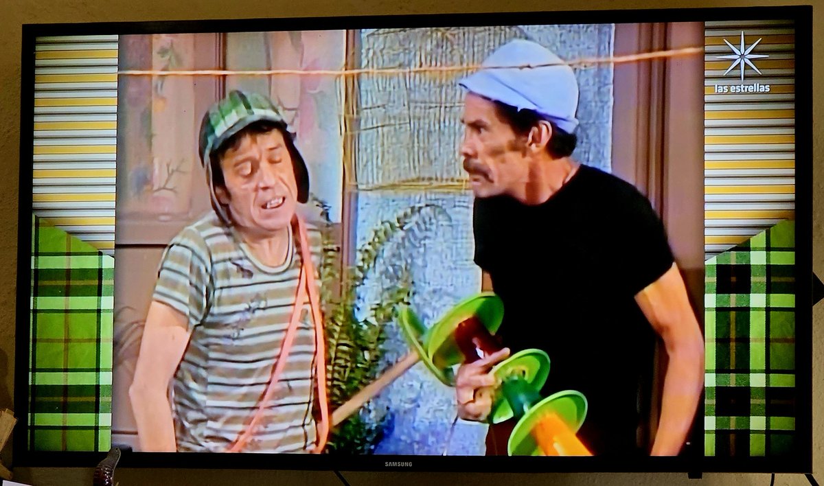 Oye <a href="/Canal_Estrellas/">Las Estrellas</a> y <a href="/VIX/">ViX</a>, ¿por qué el patrón de los lados de la transmisión del Chavo del 8 está como si el Chavo estuviera de cabeza: arriba el patrón de la playera y abajo el del gorrito?