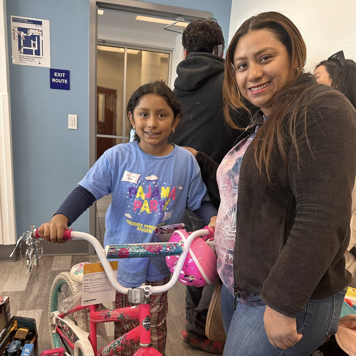 Spreading holiday cheer at Kern Medical's Columbus Clinic Pediatrics Christmas Party! 🎁✨ A heartfelt thank you to the Outlawz Car Club for hosting an incredible toy drive and helping bring smiles to so many little ones. We’re so grateful for our amazing community. 🎄