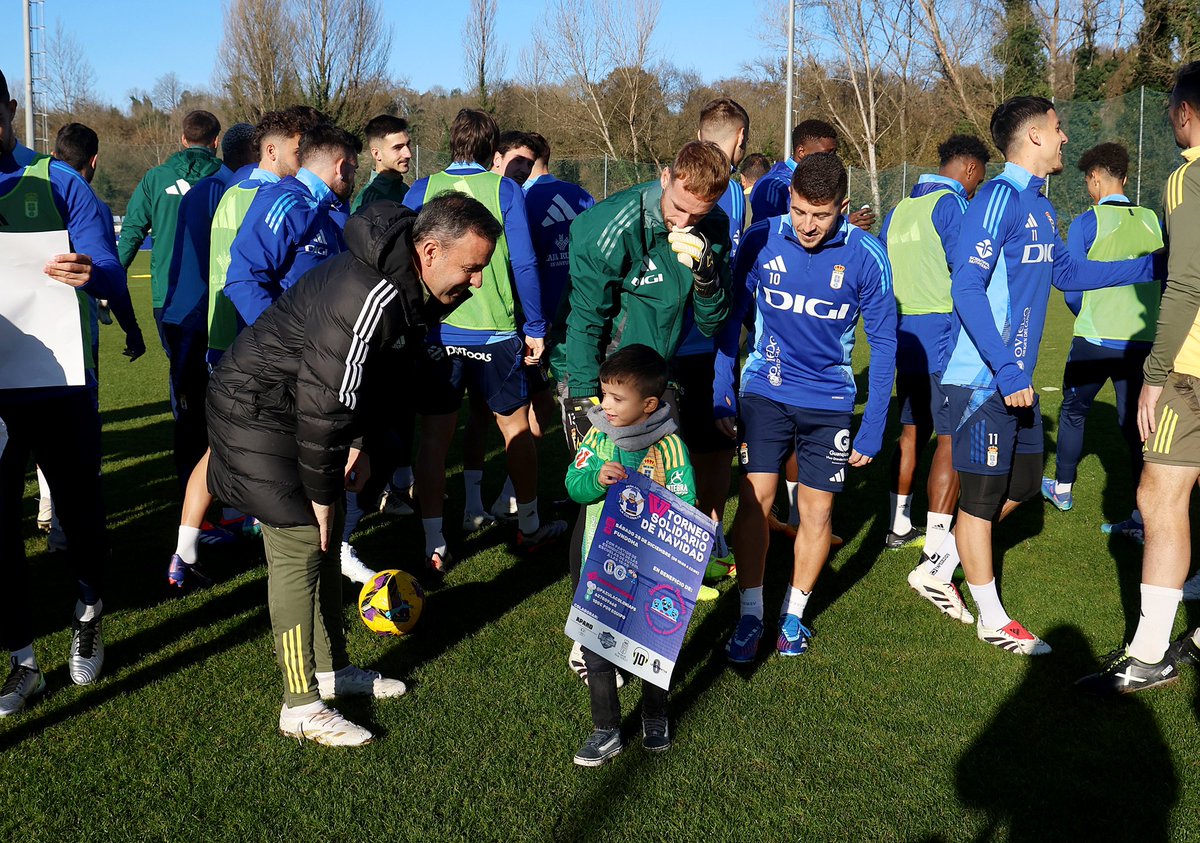 La semana pasada hicimos una visita al Requexón para presentar el torneo del Sábado.
Gael, uno de los niños de la Asociación, se hizo fotos con sus ídolos y  firmaron su camiseta de portero.
Muchas gracias al <a href="/RealOviedo/">Real Oviedo</a> y <a href="/FundacionRO/">Fundación Real Oviedo</a> por hacerlo posible 💙💫