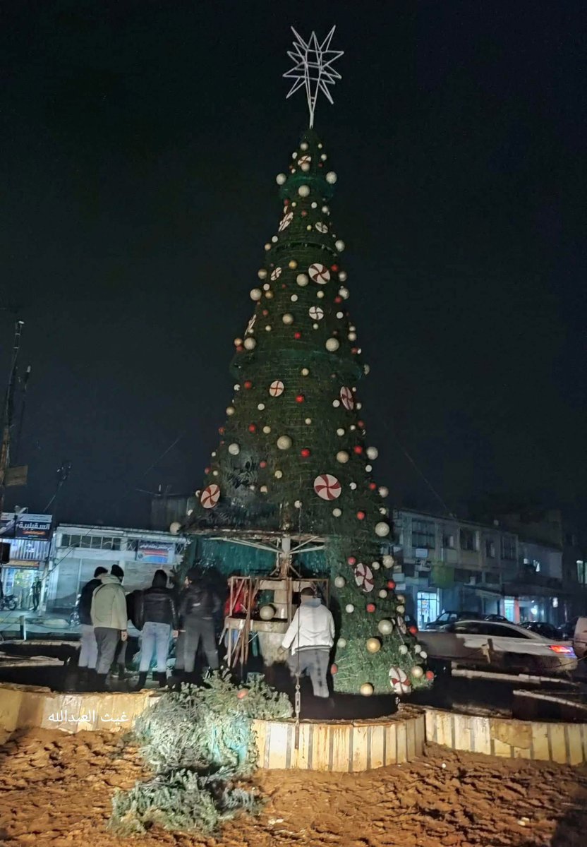 تم إعادة ترميم شجرة الميلاد بمدينة السقيلبية في ريف حماة.. بعد محاولة مجاهيل حرقها