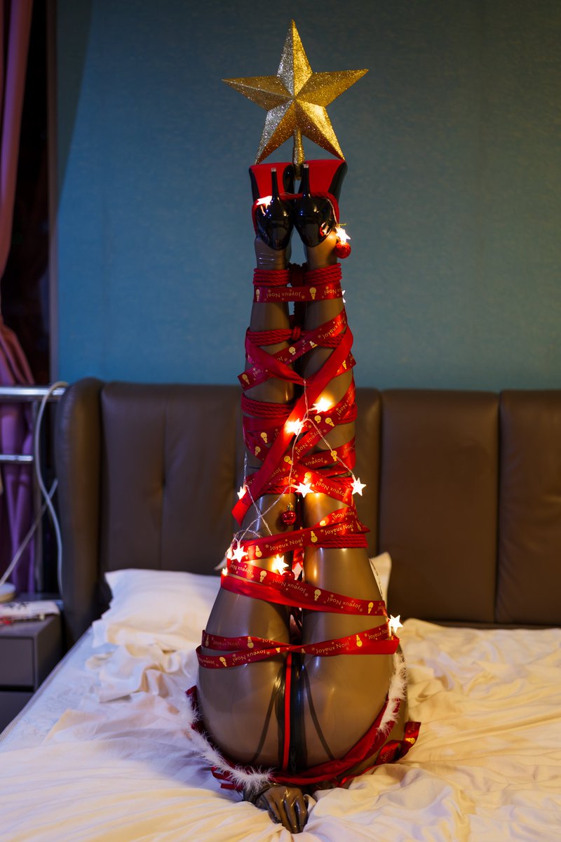 变成圣诞礼物🎁和圣诞树🎄了~喜欢吗~
🪢&amp;📷&amp;🪄：<a href="/MoAccelerator/">Ac</a>
🎭：<a href="/HiDolls_mm/">HiDolls</a>
#HonkaiStarRail #崩坏星穹铁道 #kigurumi #着ぐるみ #砂金 #性转 #Aventurine #Latex #Christmas