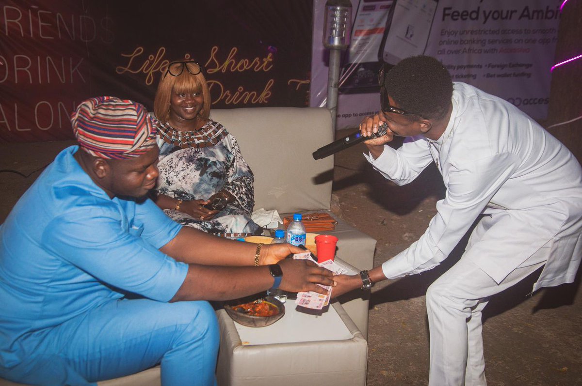 dirankinade's tweet photo. Super active😎🔥
I'm still in the business of making your events a memorable one ✅

#Dirankin 
#dirankinonanotherlevel🔥 
#thehypeonanotherlevel 
#Hypeman 
#masterofceremony 
#MC 
#lifeoftheparty
#weddingmc 
#premiummc https://t.co/yzIfxmAGAS