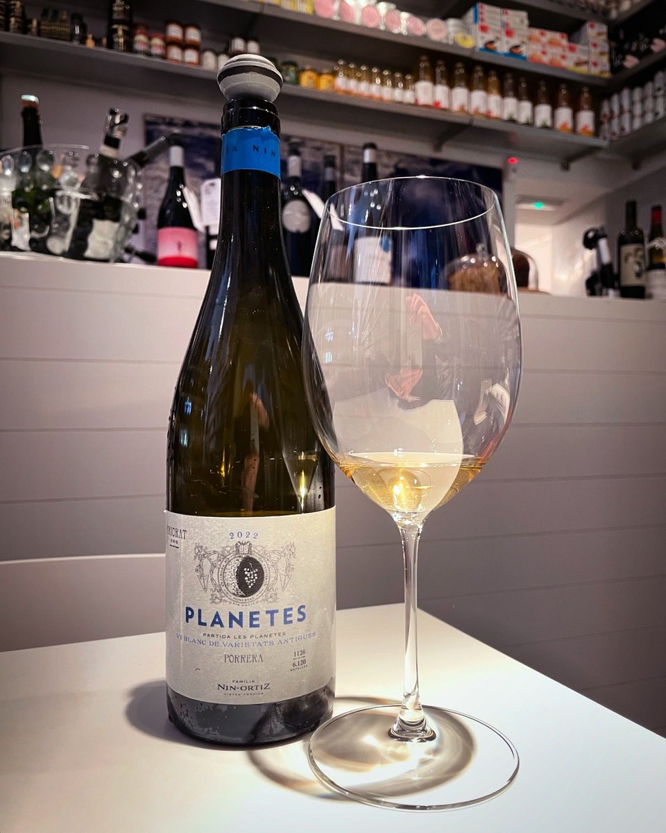 🍇 Planetes de Nin Blanc 2022 - Familia Nin-Ortiz
Blanco de la D.O.Q. Priorat, 100% Cariñena Blanca. Amarillo pajizo brillante. Elegante y muy particular.

#wine #vi #winestagram #winelover #winelovers #topwines #exclusivewines #luxurywines #vilaviniteca