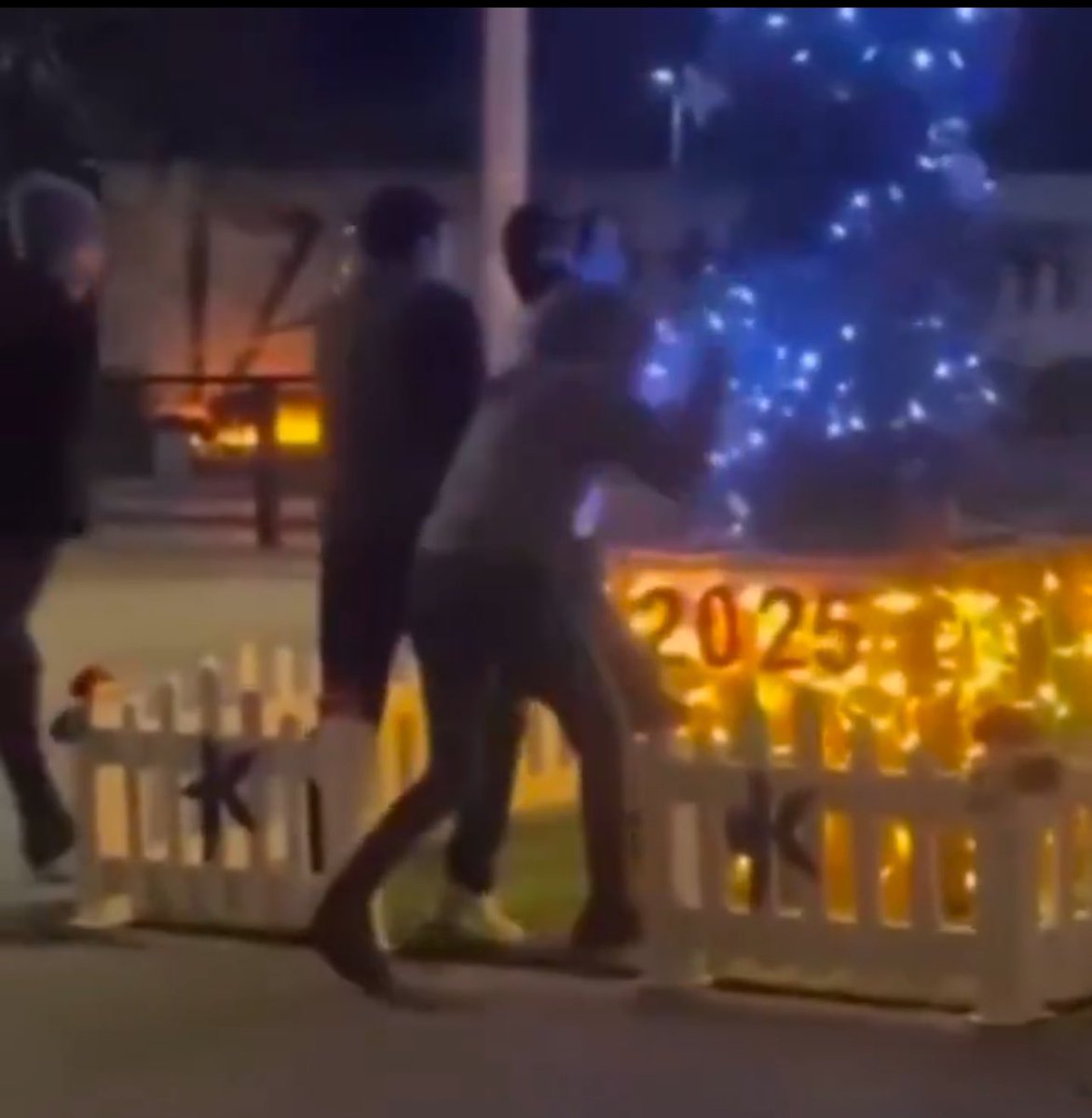 353-Çatlağın en karanlık yerlerini aradılar ve 21. yüzyılda çam ağacına balta ile saldıran bir zihniyeti bulup çıkardılar! Neden önemli: 3 meczup işi değil de ondan. Bir çöl yaratmak istiyorlar da ondan. Renklere ve ışığa tahammül edemiyor, her şeyi karartmak istiyorlar da ondan!