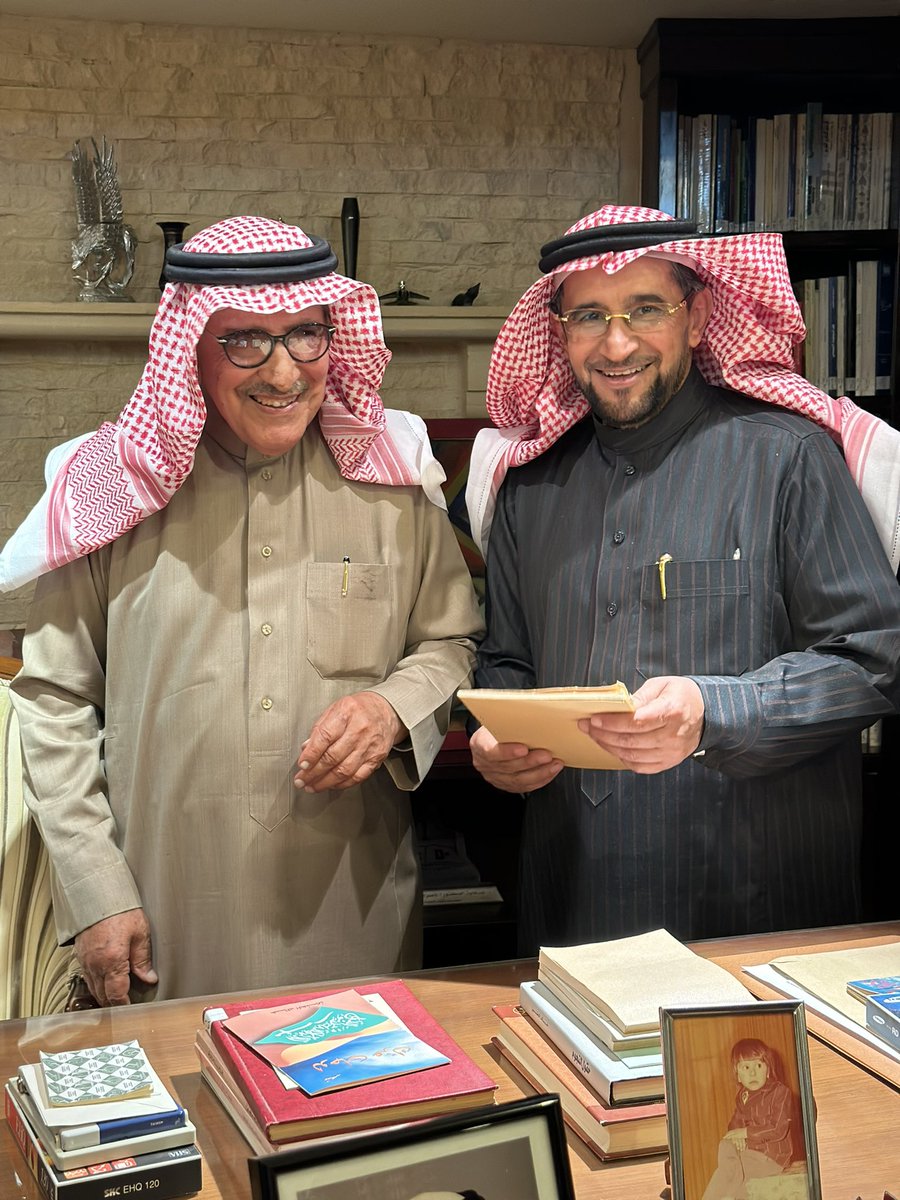 tholothia's tweet photo. #مكتبات_زرتها📚 
تلقيت دعوة كريمة من الصديق الأديب الشاعر خالد الخنين بصحبة عدد من الأصدقاء والأدباء وأفراد من  أسرة آل خنين النجباء،
وقد أفاض علينا من سحائب جوده وكرمه وفضله وخلقه ما لا يحصى ،
أما مسامرة الحديث فكان قوامها المضيف المخضرم متحدثا عن ذكرياته في #دمشق مع شعراء وأدباء #الشام الكبار ،ممن أدركهم وسمع منهم وهم كثير ،
وكانت نوادره الأدبية لا تنقضي، وأخباره البهيجة لا تنتهي ،
أما #مكتبته الغناء فتقع في قبو قصره الفسيح وأختار لها أطايب العناوين ، وفاخر ونادر الطبعات ،
مع جمال الترتيب، وحسن التنظيم ،
فشكرا لأبي عبدالعزيز هذه الدعوة الكريمة الفاخرة ، والروح الطيبة، التي تجلت فيها أناقة الحرف والرف📚🌺
@7adi_alsahra
