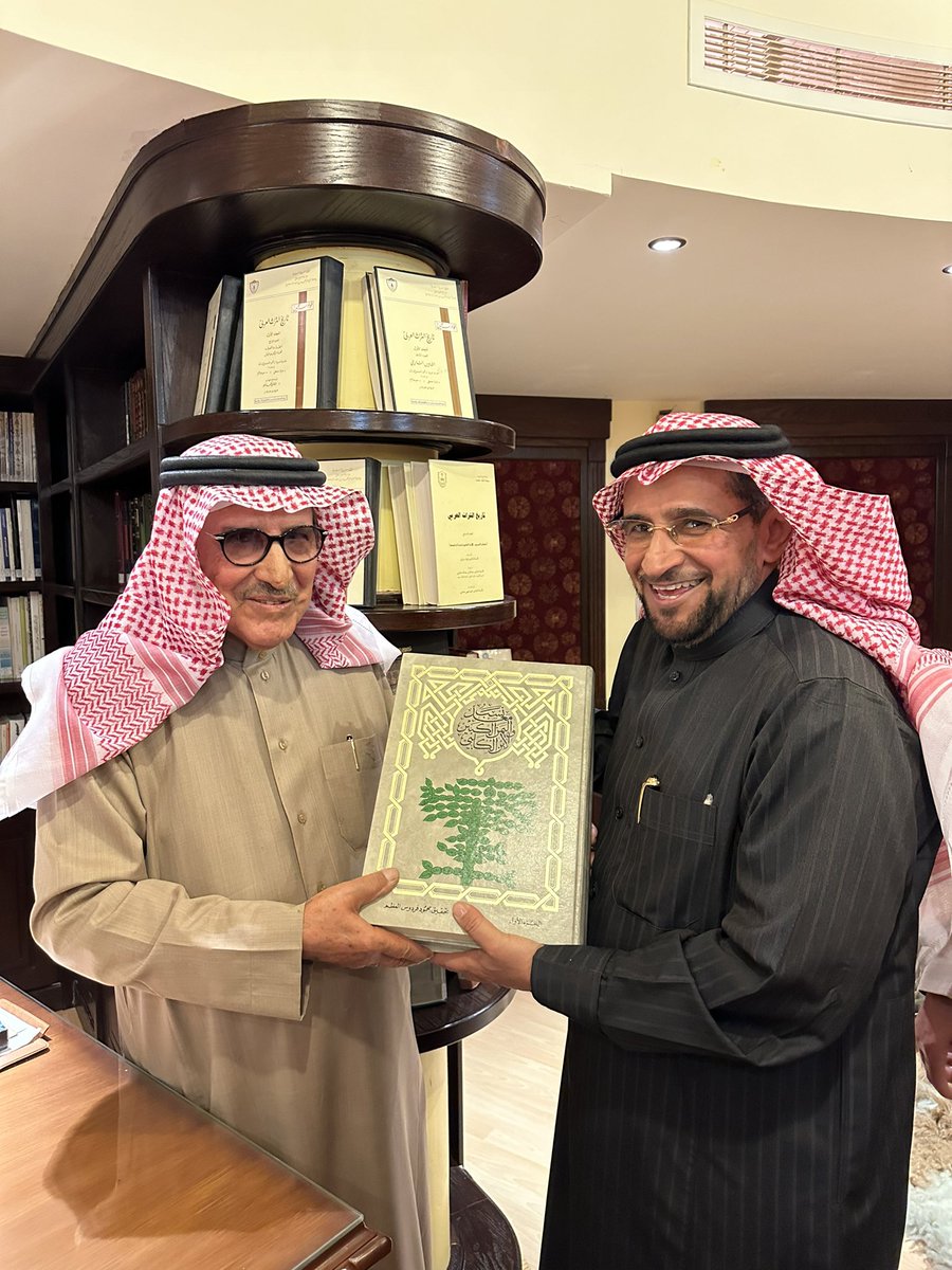 tholothia's tweet photo. #مكتبات_زرتها📚 
تلقيت دعوة كريمة من الصديق الأديب الشاعر خالد الخنين بصحبة عدد من الأصدقاء والأدباء وأفراد من  أسرة آل خنين النجباء،
وقد أفاض علينا من سحائب جوده وكرمه وفضله وخلقه ما لا يحصى ،
أما مسامرة الحديث فكان قوامها المضيف المخضرم متحدثا عن ذكرياته في #دمشق مع شعراء وأدباء #الشام الكبار ،ممن أدركهم وسمع منهم وهم كثير ،
وكانت نوادره الأدبية لا تنقضي، وأخباره البهيجة لا تنتهي ،
أما #مكتبته الغناء فتقع في قبو قصره الفسيح وأختار لها أطايب العناوين ، وفاخر ونادر الطبعات ،
مع جمال الترتيب، وحسن التنظيم ،
فشكرا لأبي عبدالعزيز هذه الدعوة الكريمة الفاخرة ، والروح الطيبة، التي تجلت فيها أناقة الحرف والرف📚🌺
@7adi_alsahra