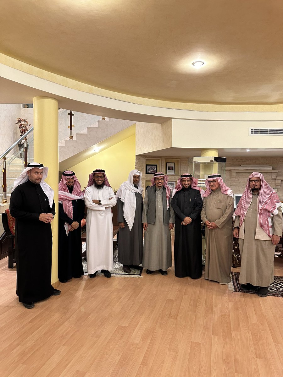 tholothia's tweet photo. #مكتبات_زرتها📚 
تلقيت دعوة كريمة من الصديق الأديب الشاعر خالد الخنين بصحبة عدد من الأصدقاء والأدباء وأفراد من  أسرة آل خنين النجباء،
وقد أفاض علينا من سحائب جوده وكرمه وفضله وخلقه ما لا يحصى ،
أما مسامرة الحديث فكان قوامها المضيف المخضرم متحدثا عن ذكرياته في #دمشق مع شعراء وأدباء #الشام الكبار ،ممن أدركهم وسمع منهم وهم كثير ،
وكانت نوادره الأدبية لا تنقضي، وأخباره البهيجة لا تنتهي ،
أما #مكتبته الغناء فتقع في قبو قصره الفسيح وأختار لها أطايب العناوين ، وفاخر ونادر الطبعات ،
مع جمال الترتيب، وحسن التنظيم ،
فشكرا لأبي عبدالعزيز هذه الدعوة الكريمة الفاخرة ، والروح الطيبة، التي تجلت فيها أناقة الحرف والرف📚🌺
@7adi_alsahra