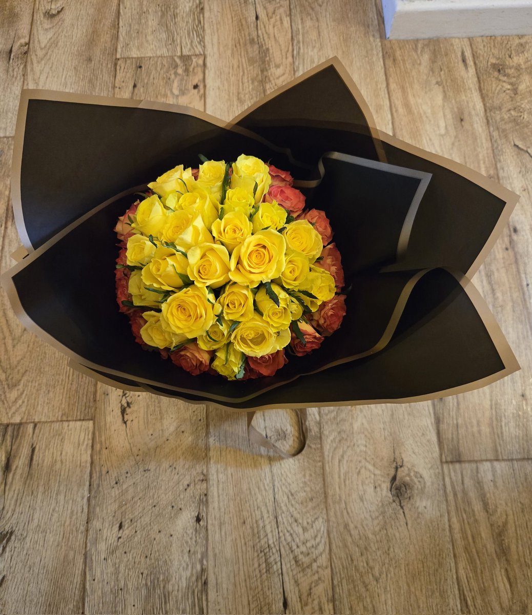 AllisonPetals's tweet photo. Orange and Yellow Roses #roses #localflorist #stockwell #London https://t.co/YqiU2ntMjy