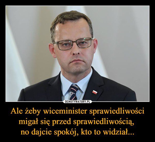 FaktyOnline's tweet photo. Specjalnie dla @MarRomanowski
List Marcina Romanowskiego do Ministra Sprawiedliwości jest doskonałym przykładem manipulacji, hipokryzji i nieudolnej próby wybielania własnego wizerunku. Romanowski, poszukiwany listem gończym i obciążony poważnymi zarzutami o nadużycia finansowe w Funduszu Sprawiedliwości, próbuje teraz odwrócić uwagę od swoich działań, przedstawiając się jako ofiara systemu. Jego postulaty, choć na pierwszy rzut oka brzmią jak troska o praworządność, w rzeczywistości są bezczelną próbą unikania odpowiedzialności.
Po pierwsze: brak wiarygodności
Osoba oskarżona o ustawianie konkursów i defraudację publicznych środków nie ma moralnego prawa pouczać kogokolwiek o zasadach praworządności. Romanowski, przebywający na Węgrzech pod ochronnym parasolem politycznym Viktora Orbána, próbuje wykorzystać swoje położenie do politycznej gry. To nie troska o sprawiedliwość, lecz cyniczne wykorzystywanie kryzysu zaufania do polskiego wymiaru sprawiedliwości, aby uniknąć konsekwencji swoich działań.
Po drugie: hipokryzja zarzutów
Romanowski atakuje obecny rząd, wskazując na rzekome manipulacje w losowaniu sędziów czy blokowanie publikacji wyroków Trybunału Konstytucyjnego. Warto przypomnieć, że to właśnie rządy, których był częścią, wprowadziły chaos prawny i doprowadziły do zapaści w systemie sądownictwa. Reformy Zbigniewa Ziobry, którym gorliwie sekundował Romanowski, zdewastowały zaufanie do polskiego wymiaru sprawiedliwości, w tym niezależność sędziów i Trybunału Konstytucyjnego.
Po trzecie: obłuda deklaracji
Deklaracja powrotu do kraju w ciągu sześciu godzin, jeśli rząd spełni jego postulaty, brzmi jak tani chwyt propagandowy. Romanowski doskonale wie, że realizacja jego żądań wymagałaby głębokich zmian systemowych, których nie da się przeprowadzić w krótkim czasie. To pusty gest, mający na celu wywołanie medialnego szumu, a nie rzeczywistą naprawę systemu.
Po czwarte: brak odpowiedzialności
Zamiast mierzyć się z zarzutami w Polsce, Romanowski wybrał ucieczkę. Taka postawa kompromituje go jako polityka i jako obywatela. Jeśli rzeczywiście zależy mu na sprawiedliwym procesie, powinien stawić się przed polskimi sądami, a nie chować się za węgierskim azylem. Jego działania podważają zaufanie do polityków i utrwalają przekonanie, że elity władzy czują się ponad prawem.
Wnioski
List Marcina Romanowskiego to desperacka próba ratowania własnej reputacji, która upada pod ciężarem zarzutów korupcyjnych. Romanowski nie broni praworządności – broni jedynie siebie. Jego retoryka o uczciwym procesie i równości wobec prawa brzmi jak ponury żart w ustach kogoś, kto przez lata wspierał politykę łamiącą te same zasady. Zamiast listów otwartych, czas na otwarte postawienie się przed wymiarem sprawiedliwości. Romanowski nie potrzebuje publicznych manifestów – potrzebuje odwagi, by odpowiedzieć za swoje czyny. #PisowscyZdrajcy