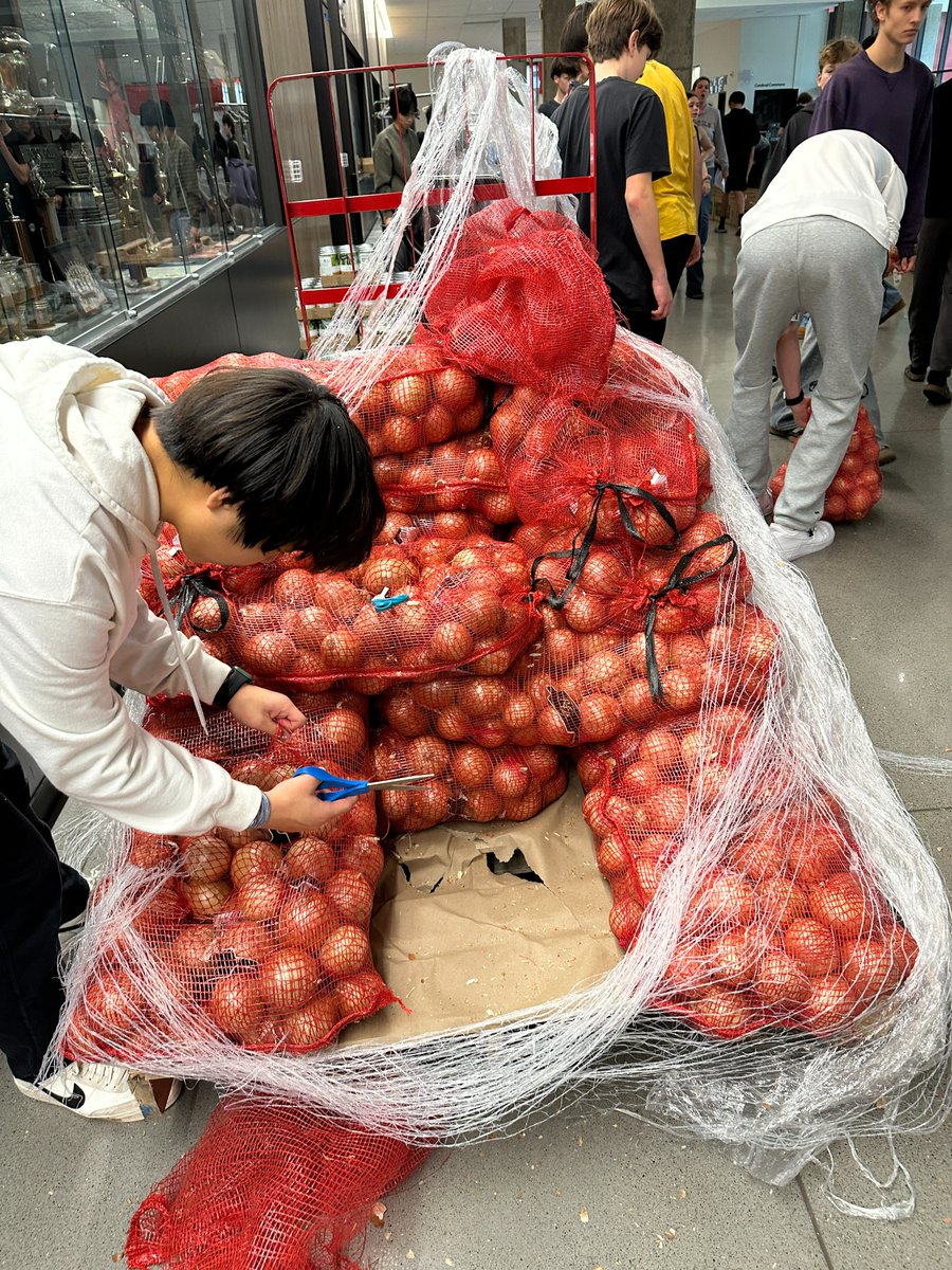 PPSConnect's tweet image. The Lincoln HS Alumni Food Drive was a huge success!

LHS basketball players teamed up with Hope Ferns’ Art students to pack 500 boxes of food.  The food was then delivered to those in need across the state. 

#lhs #lincolnhighschool #holidayspirit #pps #portlandpublicschools