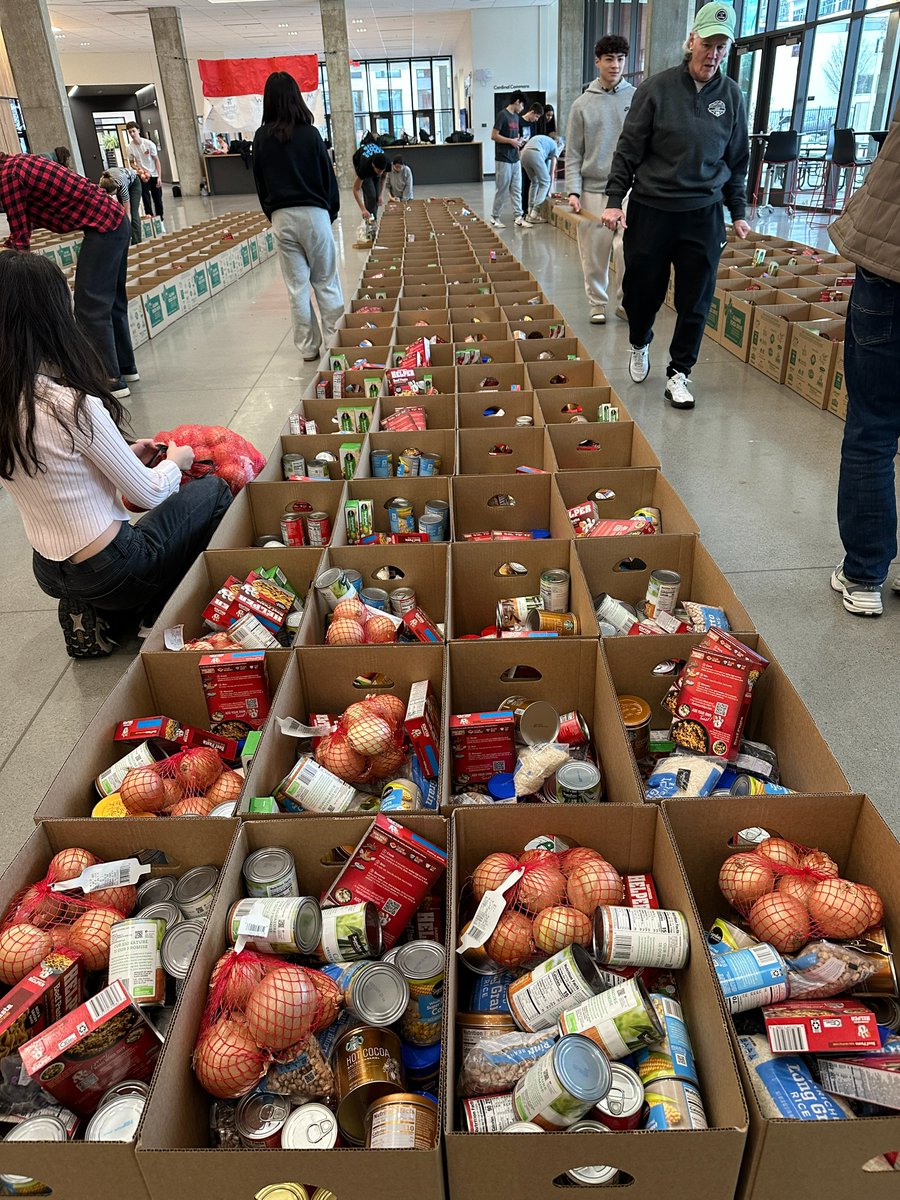 PPSConnect's tweet image. The Lincoln HS Alumni Food Drive was a huge success!

LHS basketball players teamed up with Hope Ferns’ Art students to pack 500 boxes of food.  The food was then delivered to those in need across the state. 

#lhs #lincolnhighschool #holidayspirit #pps #portlandpublicschools